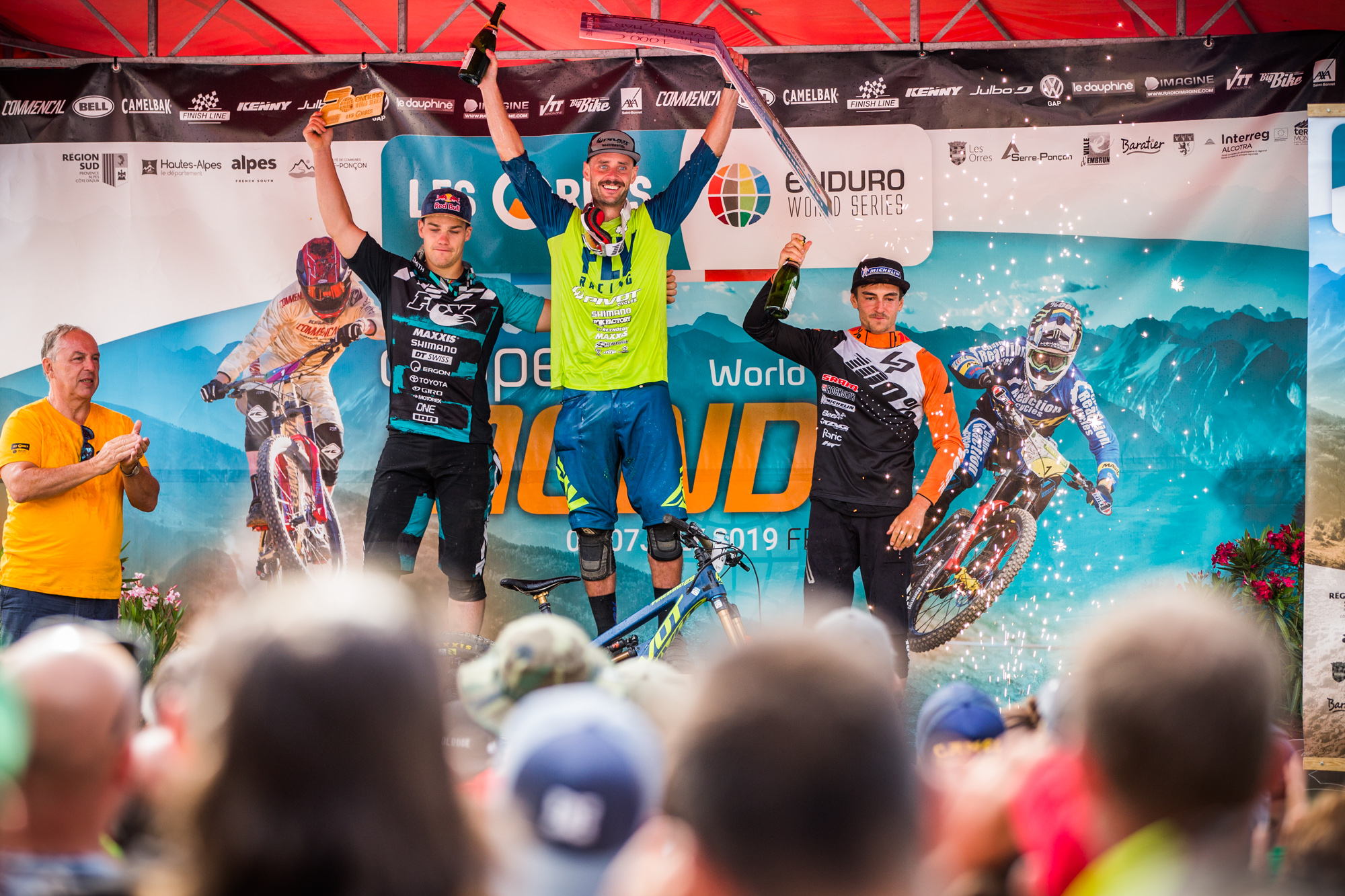 Ed Masters stretches his hands high above the Men's Elite podium.